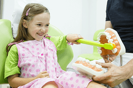 Policlínica Dental niña en consulta odontológica