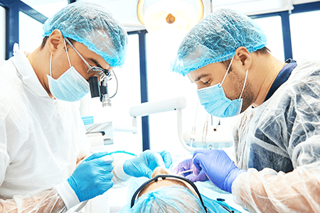 Policlínica Dental personas en cirugía