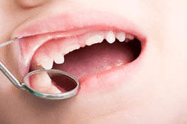Policlínica Dental niño en examen bucal