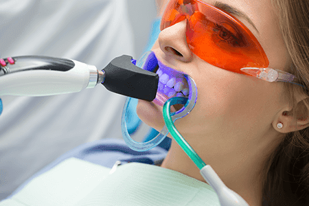 Policlínica Dental Mujer en tratamiento odontológico